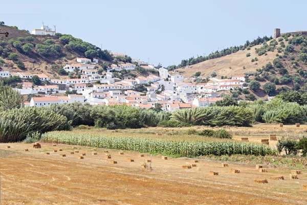 Prohlédni na aljezur vesnici v Portugalsku — Stock fotografie