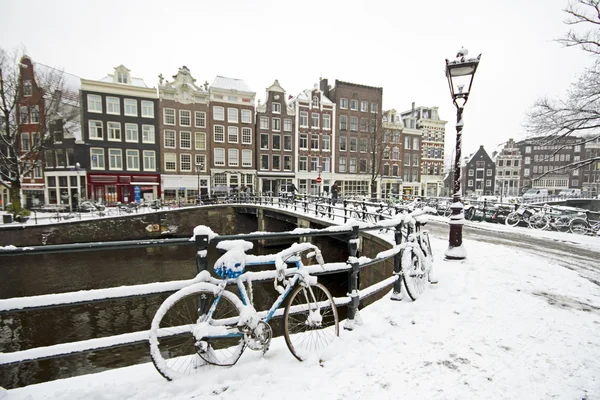 Verschneites Amsterdam in den Niederlanden im Winter — Stockfoto