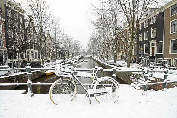 Amsterdam nevosa nei Paesi Bassi in inverno — Foto Stock