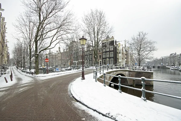 Snöiga amsterdam i Nederländerna i vinter — Stockfoto