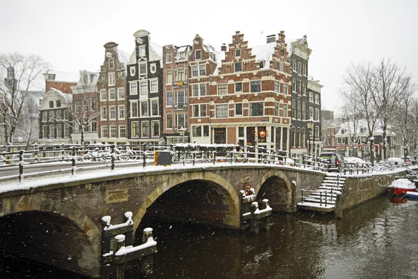 Amsterdam nevado nos Países Baixos no inverno — Fotografia de Stock