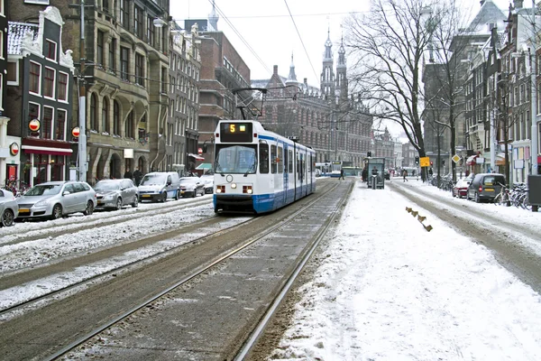 Tram dirigindo em Amsterdam nevado na Holanda — Fotografia de Stock