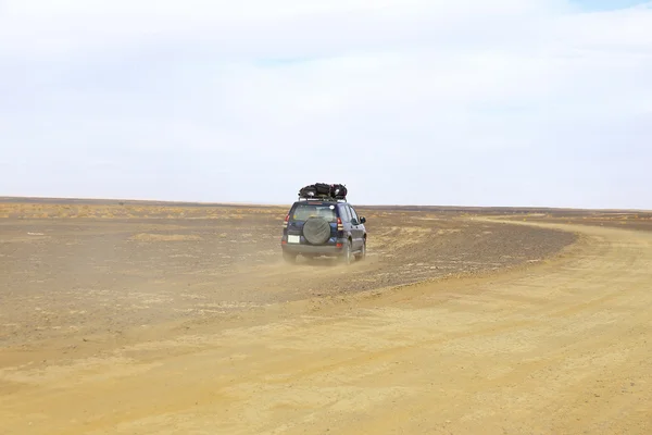 Carro dirigindo no deserto de Erg Chebbi em Marrocos África — Fotografia de Stock