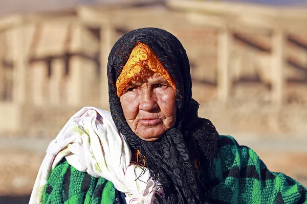 Een oude vrouw nomad in de woestijn — Stockfoto