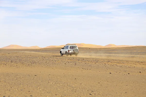 汽车行驶在摩洛哥非洲的视网膜电图 • 彻北沙漠 — 图库照片