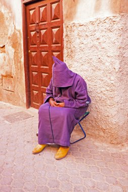 Maroccan adam, marrakesh sokaklarında uyku