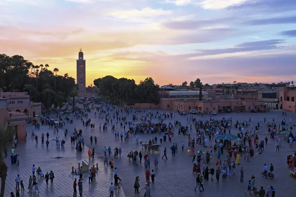 Zachód słońca na placu el fna rynek w Marrakesz, Maroko, z koutu — Zdjęcie stockowe