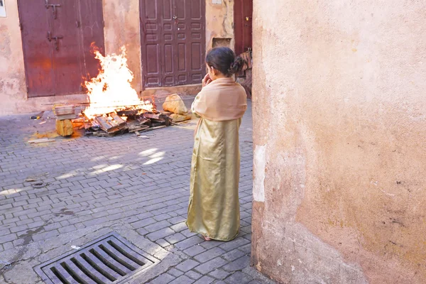 Fes, Μαρόκο - 15 Οκτωβρίου: κορίτσι βλέποντας τη φωτιά σε eid al-adh — Φωτογραφία Αρχείου