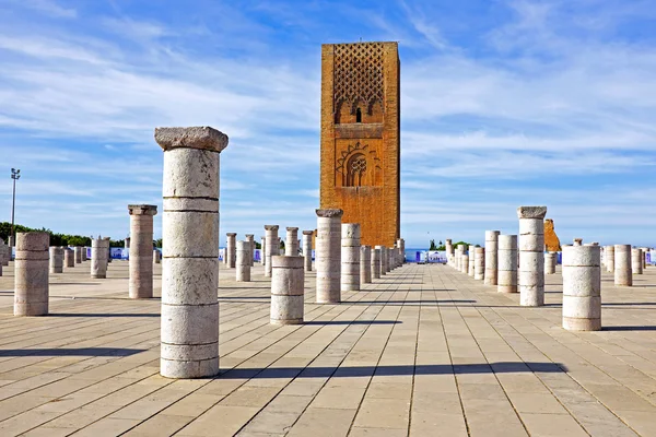 Maroko, Rabatu. věž hassan naproti mauzoleu krále m — Stock fotografie