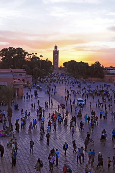 Západ slunce na náměstí djemaa el fna trhu v Marrákeši, Maroko, s koutu — Stock fotografie