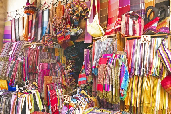 Loja de artesanato no mercado em Marrocos — Fotografia de Stock