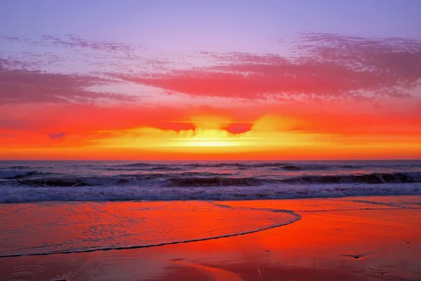 Mooie zonsondergang op de westkust van Portugal — Stockfoto