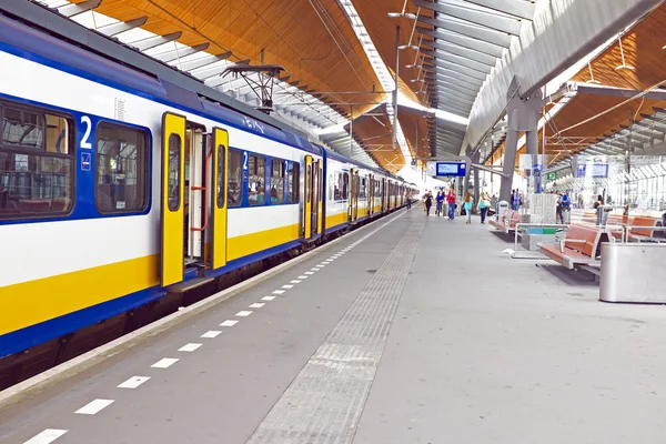 Juna saapuu Bijlmerstation Amsterdamissa Alankomaat — kuvapankkivalokuva