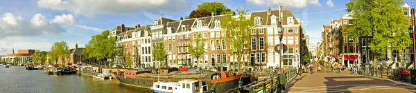 Panorama da Amsterdam innercity con l'Amstel nei Paesi Bassi — Foto Stock