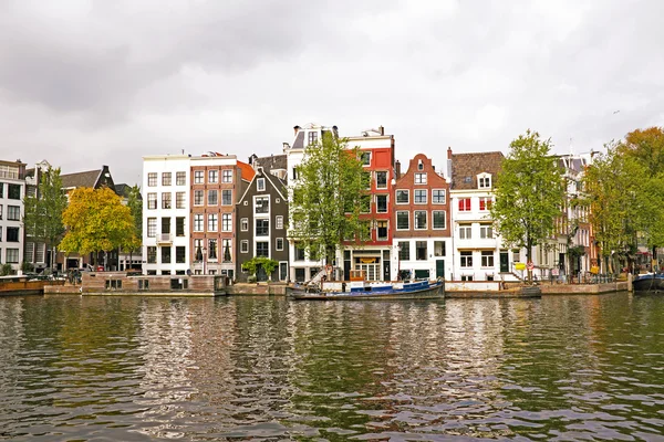 Cityscenic de Amsterdã no Amstel nos Países Baixos — Fotografia de Stock