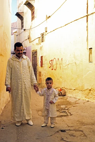 Fes, marocco - 15 Ekim 2013: baba ve oğlu giyinmiş üzerinde Bayramı. — Stok fotoğraf