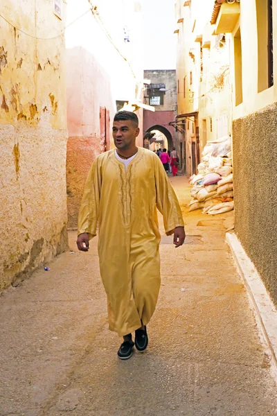 Fes, marocco - 15 Ekim 2013: Medine'de Bayramı üzerinde yürüyen adam. — Stok fotoğraf