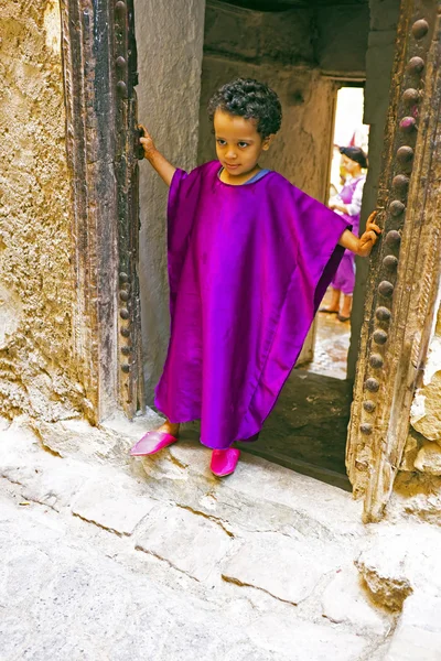 Fes, marocco - 15 Ekim 2013: çocuk güzel giyinmiş ei üzerinde — Stok fotoğraf
