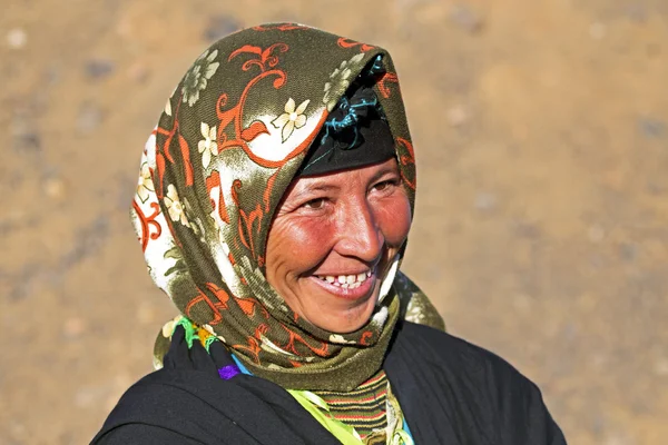 Молодая кочевая женщина в пустыне — стоковое фото