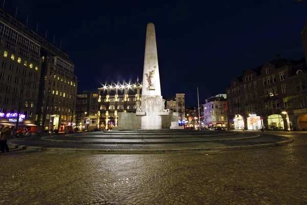 Památník na přehradě v Amsterdamu Nizozemsko v noci — Stock fotografie