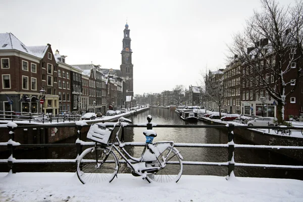 Amsterdam cubierto de nieve con el Westerkerk en invierno en el — Foto de Stock