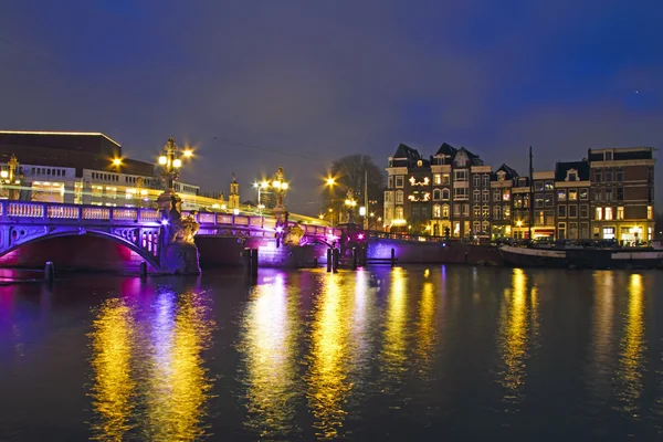 Cidade cênica de Amsterdã com a ponte azul nos Países Baixos — Fotografia de Stock