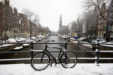 Amsterdam kış westerkerk kar ile kaplı
