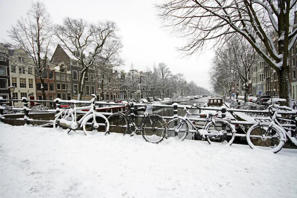 Amsterdam är täckt av snö på vintern i Nederländerna — Stockfoto