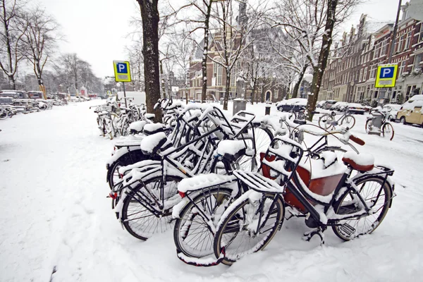 Amsterdam pokryté sněhem v zimě v Nizozemsku — Stock fotografie