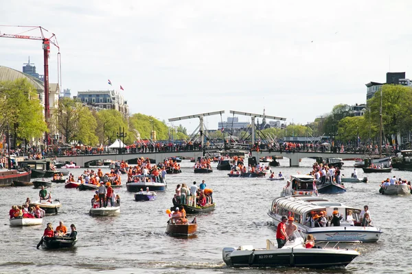 AMSTERDAM - 30 DE ABRIL: Muchos barcos de fiesta en el río Amstel —  Fotos de Stock