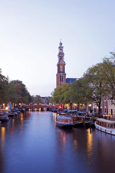 Amsterdam av natten med westerkerk i Nederländerna — Stockfoto