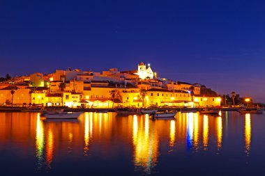 Ferragudo gece - tipik bir şehir algarve Portekiz