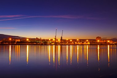 Portimao gece Portekiz liman.