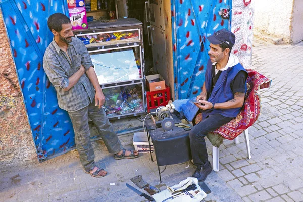 Fes, Marokko - 15 oktober 2013: vrienden geven beste wensen over op e — Stockfoto