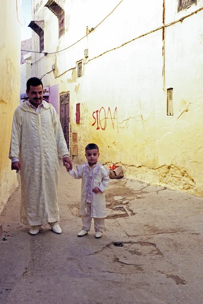 Fes, Μαρόκο - 15 Οκτωβρίου 2013: ο πατέρας και παιδί είναι ντυμένοι fo — Φωτογραφία Αρχείου