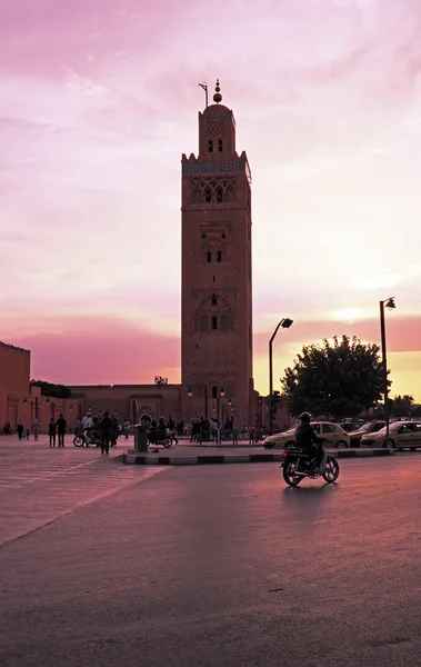 Nézd a koutoubia mecset-ban marrakech Marokkó, naplementekor — Stock Fotó