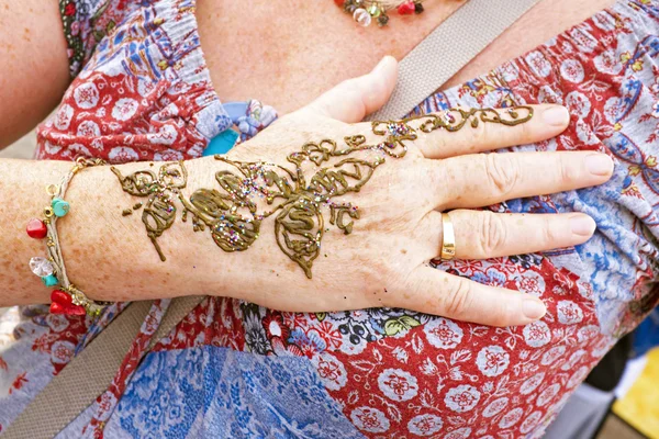 Hand painting with henna on the market in Marrakech Morocco — Stock Photo, Image