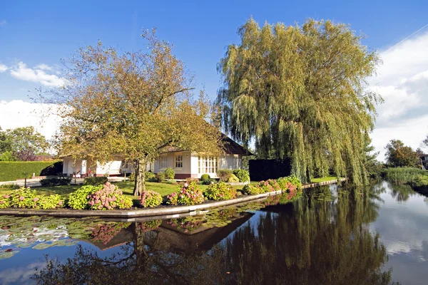 Velha casa holandesa no campo dos Países Baixos — Fotografia de Stock
