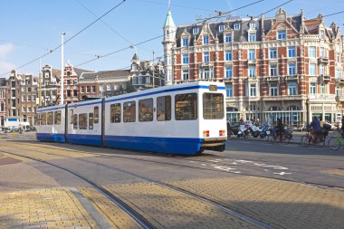 karlı Amsterdam Hollanda araba tramvay