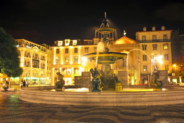 Natten upplyst fontän i rossio torget, Lissabon, portugal — Stockfoto