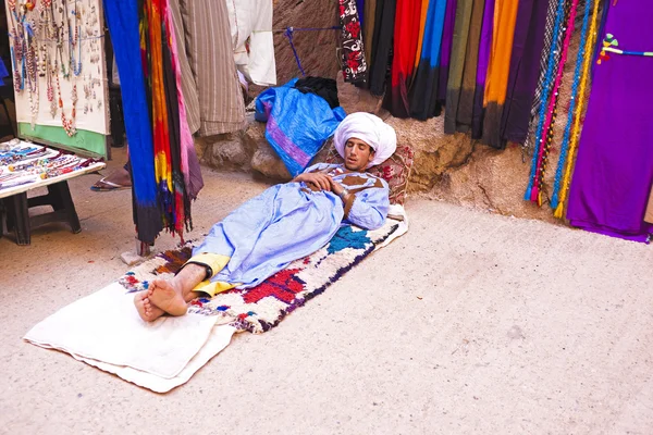 Homem marroquino em roupas tradicionais — Fotografia de Stock