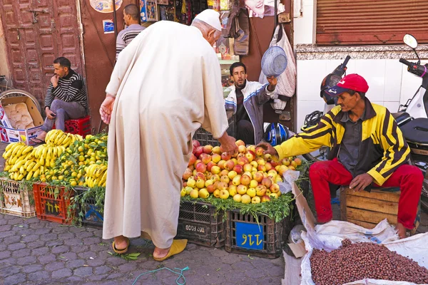 Geleneksel giysiler içinde Faslı dostum — Stok fotoğraf