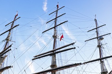 Üç gemi direkleri fom bir yelkenli