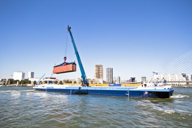 Rotterdam, Hollanda - Eylül 09: konteyner gemisi yükleniyor