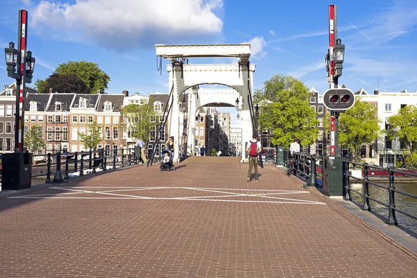 Amsterdam dengan jembatan Thiny di Belanda — Stok Foto