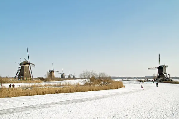 Ice skating at Kinderdijk in the Netherlands — Zdjęcie stockowe