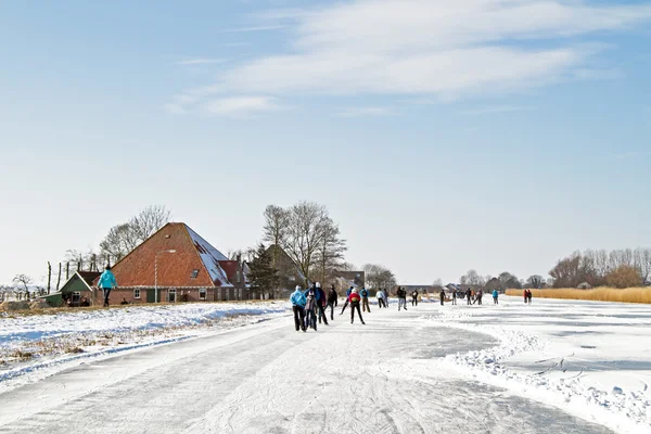 Patinage sur glace dans la campagne des Pays-Bas — Photo