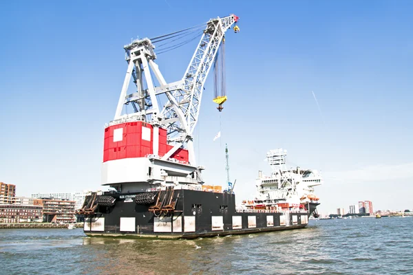 Rotterdam, Niederlande - September 09: Containerschiff wird beladen — Stockfoto
