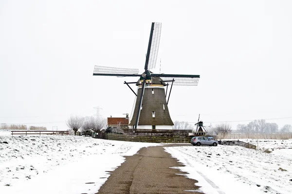 Traditionelle Windmühle auf dem Lande aus den Niederlanden in — Stockfoto