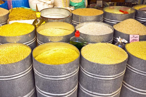 Reis, Spaghetti, Nudeln in großen Tonnen auf einem Markt in Marokko-Afrika — Stockfoto